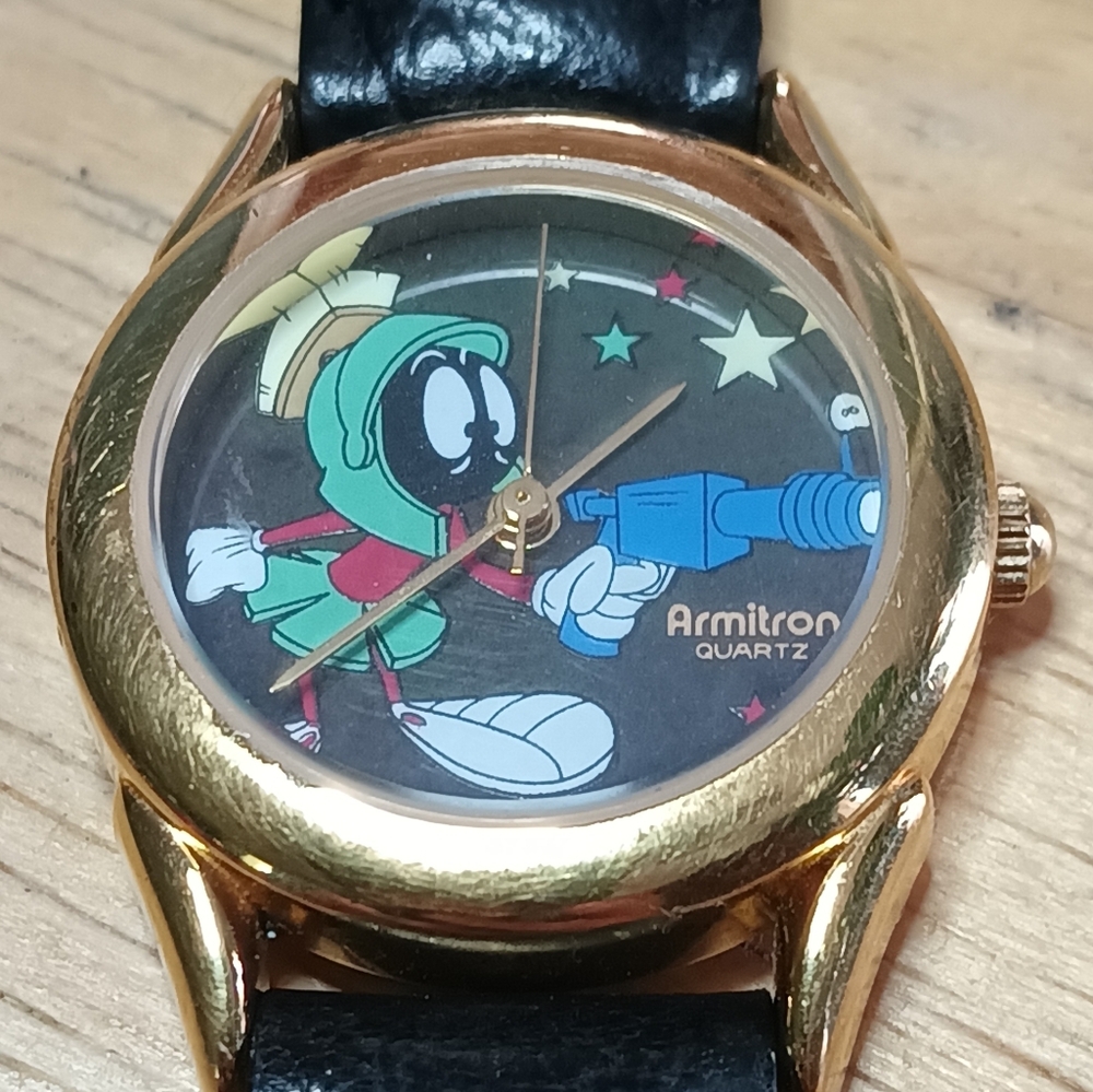 X Looney Tunes Marvin the Martian MOOD dial watch gold tone case 3 hand move